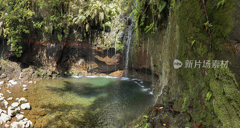 25 Fontes瀑布在山区附近Rabaçal和勒瓦达做里斯科步道马德拉岛在一个美丽的夏日